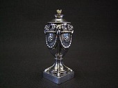 Gammel engelsk fyrtøj af forsølvet messing med vædderhoveder og ornamentik
Indgraveret tekst på foden: Thornhill. Bond St. London
Højde 10 cm
emne nr:
105501 Gammel engelsk fyrtøj af forsølvet messing med vædderhoveder og ornamentik
Indgraveret tekst på foden: Thornhill. Bond St. London
Højde 10 cm
emne nr:
105501