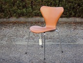 Arne Jacobsen (1902-1971)
7'er stole 3107
nybetrukket med walnut elegance læder
fra Arne Sørensen Læder
2 års garanti på både stol og ombetrækning
Sædehøjde 44 cm
Producent: Fritz Hansen A/S
Fin stand
Stolene kan leveres i
et væld af forskellige farver læder
emne nr:
141803 Arne Jacobsen (1902-1971)
7'er stole 3107
nybetrukket med walnut elegance læder
fra Arne Sørensen Læder
2 års garanti på både stol og ombetrækning
Sædehøjde 44 cm
Producent: Fritz Hansen A/S
Fin stand
Stolene kan leveres i
et væld af forskellige farver læder
emne nr:
141803