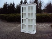 Stort snedkerfremstillet og håndmalet vitrineskab m/glas i låger og sider
Fremstillet af massiv træ
Super fin kvalitet m/fine detaljer og låse i lågerne
Leveres med 3 hylder
Højde 215 cm - bredde 123 cm - dybde 45 cm
Denne model vitrine kan leveres i special mål efter dit ønske
Fåes også i sort og andre farver
emne nr:
147287 Stort snedkerfremstillet og håndmalet vitrineskab m/glas i låger og sider
Fremstillet af massiv træ
Super fin kvalitet m/fine detaljer og låse i lågerne
Leveres med 3 hylder
Højde 215 cm - bredde 123 cm - dybde 45 cm
Denne model vitrine kan leveres i special mål efter dit ønske
Fåes også i sort og andre farver
emne nr:
147287