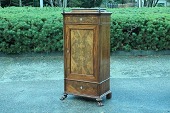 Antik sølvtøjs- eller piedestalskab af poleret mahogni fra ca 1870'erne
2 skuffer samt låge bag hvilken hylder
Højde 148 cm - bredde 72 cm - dybde 46 cm
Fin stand
Skabet kan beses efter aftale
emne nr:
164257 Antik sølvtøjs- eller piedestalskab af poleret mahogni fra ca 1870'erne
2 skuffer samt låge bag hvilken hylder
Højde 148 cm - bredde 72 cm - dybde 46 cm
Fin stand
Skabet kan beses efter aftale
emne nr:
164257