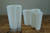 Alvar Alto vaser af glas med hvidt overfang
Højde henholdsvis 22 cm og 15 cm
Priser kr. 495,- pr. stk.
emne nr:
168602 Alvar Alto vaser af glas med hvidt overfang
Højde henholdsvis 22 cm og 15 cm
Priser kr. 495,- pr. stk.
emne nr:
168602