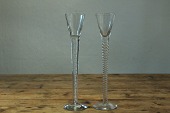 2 gamle danske høje snapseglas
Den ene med indvendig snonning - den anden med alm. snoning
Højde 22 cm
Fin stand
emne nr:
168606 2 gamle danske høje snapseglas
Den ene med indvendig snonning - den anden med alm. snoning
Højde 22 cm
Fin stand
emne nr:
168606