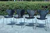 Arne Jacobsen (1902-1971)
7'er stole model 3107
nybetrukket med sort broget koskind
Håndsyet af udvalgte huder med charme
Producent: Fritz Hansen A/S
Højde 77cm
Sædehøjde 44 cm
Bredde 50 cm
Dybde 52 cm
Vi har mange forskellige farver
og kvaliteter læder at vælge imellem
emne nr:
179665 Arne Jacobsen (1902-1971)
7'er stole model 3107
nybetrukket med sort broget koskind
Håndsyet af udvalgte huder med charme
Producent: Fritz Hansen A/S
Højde 77cm
Sædehøjde 44 cm
Bredde 50 cm
Dybde 52 cm
Vi har mange forskellige farver
og kvaliteter læder at vælge imellem
emne nr:
179665
