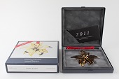 Juleuro 2001 - Julestjerne
Special Edition
Design Regitze Overgaard
Fremstillet af messing belagt med 24 karat guld
Fin stand incl original æske
emne nr:
191425 Juleuro 2001 - Julestjerne
Special Edition
Design Regitze Overgaard
Fremstillet af messing belagt med 24 karat guld
Fin stand incl original æske
emne nr:
191425