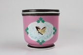 Fin gammel urtepotteskjuler fremstillet af porcelæn
Dekoreret med blomster på rosa bundfarve
Højde 17 cm - diameter 17 cm
Fin stand uden skår eller revner
emne nr:
192277 Fin gammel urtepotteskjuler fremstillet af porcelæn
Dekoreret med blomster på rosa bundfarve
Højde 17 cm - diameter 17 cm
Fin stand uden skår eller revner
emne nr:
192277