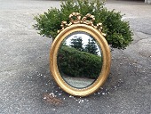 Gammel oval spejl med guldstaferet ramme og facetslebet glas fra ca år 1900
Højde 83 cm - bredde 64 cm
Fin stand med smuk patineret ramme
emne nr:
205680 Gammel oval spejl med guldstaferet ramme og facetslebet glas fra ca år 1900
Højde 83 cm - bredde 64 cm
Fin stand med smuk patineret ramme
emne nr:
205680