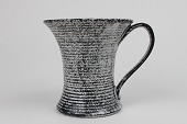 Dansk keramik
Vase eller krus med øre
dekoreret med sort og hvid mat glasur
Usigneret men antagelig fra Herman A Kähler
Højde 13 cm
Diameter foroven 13 cm
Fin stand uden skår, revner eller reparationer
emne nr:
206288 Dansk keramik
Vase eller krus med øre
dekoreret med sort og hvid mat glasur
Usigneret men antagelig fra Herman A Kähler
Højde 13 cm
Diameter foroven 13 cm
Fin stand uden skår, revner eller reparationer
emne nr:
206288