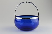 Dansk sukkerskål af blåt glas med hank af sølv 830 S
Hank fra Svend Toxværd sølvsmede
Diameter 11 cm
Fin stand
emne nr:
209878 Dansk sukkerskål af blåt glas med hank af sølv 830 S
Hank fra Svend Toxværd sølvsmede
Diameter 11 cm
Fin stand
emne nr:
209878
