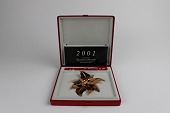 Juleuro 2001 Christmas Classics
Design Regitze Overgaard
Fremstillet af messing belagt med 24 karat guld
Fin stand incl original æske
emne nr:
210650 Juleuro 2001 Christmas Classics
Design Regitze Overgaard
Fremstillet af messing belagt med 24 karat guld
Fin stand incl original æske
emne nr:
210650