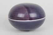 Jane Bailey
Stor bonboniere af stentøj
Dekoreret med lilla chancerende glasur
Sign. monogram og Jane Bailey
Diameter 14 cm
Fin stand uden skår eller revner
emne nr:
215513 Jane Bailey
Stor bonboniere af stentøj
Dekoreret med lilla chancerende glasur
Sign. monogram og Jane Bailey
Diameter 14 cm
Fin stand uden skår eller revner
emne nr:
215513