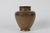 Carl Halier og Royal Copenhagen
Balusterformet vase med lys og mørkbrun glasur
med islet af okkergule elementer
Højde 13,5 cm
Sign: Monogram + model nr 4187 a
samt 3 bølger for Royal Copenhagen
1. sortering - fin stand uden skader
emne nr:
217935 Carl Halier og Royal Copenhagen
Balusterformet vase med lys og mørkbrun glasur
med islet af okkergule elementer
Højde 13,5 cm
Sign: Monogram + model nr 4187 a
samt 3 bølger for Royal Copenhagen
1. sortering - fin stand uden skader
emne nr:
217935