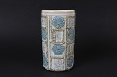 Royal Copenhagen
Cylindrisk vase nr. 536/3419 - Tenera serien
Formgjort af norske Kari Christensen
Sign momogram for Kari Christensen
Højde 17 cm
Ø 9,5 cm
Fin fejlfri stand
1. sortering
emne nr:
218209 Royal Copenhagen
Cylindrisk vase nr. 536/3419 - Tenera serien
Formgjort af norske Kari Christensen
Sign momogram for Kari Christensen
Højde 17 cm
Ø 9,5 cm
Fin fejlfri stand
1. sortering
emne nr:
218209