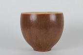Royal Copenhagen
Stor høj skål af kunstneren Gerd Bøgelund
dekoreret med lys brun glasur
og indridset lodret mønster
Højde 16 cm
Diameter 17,5 cm
Sign momogram og 3 blå bølgestreger
Fin stand - 1. sortering
emne nr:
218989 Royal Copenhagen
Stor høj skål af kunstneren Gerd Bøgelund
dekoreret med lys brun glasur
og indridset lodret mønster
Højde 16 cm
Diameter 17,5 cm
Sign momogram og 3 blå bølgestreger
Fin stand - 1. sortering
emne nr:
218989