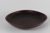Royal Copenhagen + Nils Thorsson (1898-1975)
Stor Marselis skål med præget mønster nr. 2675
dekoreret med mørk rødbrun glasur
+ sign monogram for Nils Thorsson
Fremstillet hos Aluminia efter 1952
Størrelse 30 x 30 cm
Fin fejlfri stand
emne nr:
224034 Royal Copenhagen + Nils Thorsson (1898-1975)
Stor Marselis skål med præget mønster nr. 2675
dekoreret med mørk rødbrun glasur
+ sign monogram for Nils Thorsson
Fremstillet hos Aluminia efter 1952
Størrelse 30 x 30 cm
Fin fejlfri stand
emne nr:
224034