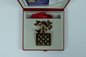 Georg Jensen juleuro 1990
Fremstillet af 24 karat guld belagt messing
Fin stand med tilhørende original emballage
emne nr:
231510 Georg Jensen juleuro 1990
Fremstillet af 24 karat guld belagt messing
Fin stand med tilhørende original emballage
emne nr:
231510