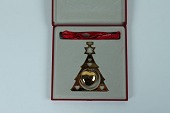 Georg Jensen juleuro 1986 af Sven Vestergaard
Fremstillet af 24 karat guld belagt messing
Fin stand med tilhørende original rød emballage
emne nr:
231519 Georg Jensen juleuro 1986 af Sven Vestergaard
Fremstillet af 24 karat guld belagt messing
Fin stand med tilhørende original rød emballage
emne nr:
231519