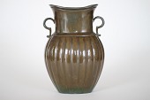 Just Andersen
Buttet vase med øre og riller
fremstillet af brunpatineret disco metal
Model nr. D132
Højde 18 cm
Fin stand og god patina med lidt ridser
emne nr:
236013 Just Andersen
Buttet vase med øre og riller
fremstillet af brunpatineret disco metal
Model nr. D132
Højde 18 cm
Fin stand og god patina med lidt ridser
emne nr:
236013