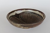 Royal Copenhagen
Stor skål af stentøj nr. 22014 af Gerd Bøgelund
dekoreret med lys og mørk brun glasur
og indridset mønster
Højde 9 cm
Diameter 28 cm
Sign momogram og 3 blå bølgestreger
Fin stand - 1. sortering
emne nr:
236055 Royal Copenhagen
Stor skål af stentøj nr. 22014 af Gerd Bøgelund
dekoreret med lys og mørk brun glasur
og indridset mønster
Højde 9 cm
Diameter 28 cm
Sign momogram og 3 blå bølgestreger
Fin stand - 1. sortering
emne nr:
236055