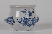 Bjørn Wiinblad (1918-2006)
Figur blomsterskjuler udformet som fugl
Dekoreret med de klassiske blå nuancer
Model V 64
Signeret WB 83 - Danmark
Højde 6,5 cm
Diameter 9 cm med vinger
Fin stand
emne nr:
238562 Bjørn Wiinblad (1918-2006)
Figur blomsterskjuler udformet som fugl
Dekoreret med de klassiske blå nuancer
Model V 64
Signeret WB 83 - Danmark
Højde 6,5 cm
Diameter 9 cm med vinger
Fin stand
emne nr:
238562