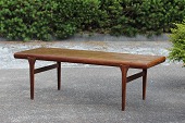 Johannes Andersen
Aflangt sofabord med skuffer i enderne
fremstillet af palisander
Længde 160 cm
Bredde 64 cm
Højde 52 cm
Producent: C. F. Christensen - Silkeborg
Fin stand efter almindelig brug
Bordet kan beses efter aftale
emne nr:
245669 Johannes Andersen
Aflangt sofabord med skuffer i enderne
fremstillet af palisander
Længde 160 cm
Bredde 64 cm
Højde 52 cm
Producent: C. F. Christensen - Silkeborg
Fin stand efter almindelig brug
Bordet kan beses efter aftale
emne nr:
245669