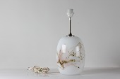 Holmegaard Glasværk
STOR Sakura bordlampe af Michael Bang
Fremstillet af
forskellig farvet mundblæst glas
Højde: Glas til metal 27 cm
H incl fatning og skærmholder ca 55 cm
Producent: Holmegaard
Fin funktionsdygtig stand
emne nr:
254286 Holmegaard Glasværk
STOR Sakura bordlampe af Michael Bang
Fremstillet af
forskellig farvet mundblæst glas
Højde: Glas til metal 27 cm
H incl fatning og skærmholder ca 55 cm
Producent: Holmegaard
Fin funktionsdygtig stand
emne nr:
254286