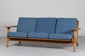 Hans J. Wegner (1914-2007)
3. pers. sofa model GE 290
fremstillet af massiv egetræ
med originale hynder
Producent: Getama A/S
Længde 180 cm
Højde ca 70 cm
Dybde 77 cm
Pæn stand med originale hynder
med patina
Sofaen kan beses efter aftale
emne nr:
256144 Hans J. Wegner (1914-2007)
3. pers. sofa model GE 290
fremstillet af massiv egetræ
med originale hynder
Producent: Getama A/S
Længde 180 cm
Højde ca 70 cm
Dybde 77 cm
Pæn stand med originale hynder
med patina
Sofaen kan beses efter aftale
emne nr:
256144