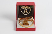 Georg Jensen juleuro 1984
Fremstillet af 24 karat guld belagt messing
Fin stand med original rød emballage men UDEN bånd
emne nr:
256441 Georg Jensen juleuro 1984
Fremstillet af 24 karat guld belagt messing
Fin stand med original rød emballage men UDEN bånd
emne nr:
256441