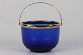 Gl. dansk sukkerkumme af mørkblåt glas med hank af messing
Højde (glas) 8,5 cm - diameter 12 cm
Fin fejlfri stand
emne nr:
256555 Gl. dansk sukkerkumme af mørkblåt glas med hank af messing
Højde (glas) 8,5 cm - diameter 12 cm
Fin fejlfri stand
emne nr:
256555
