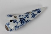 Porcelænsfløjte okarina
Meissen Løgmønster stil
Længde 18 cm
Hel stand med produktionsfejl i glasur og et lille chip - se foto
emne nr:
259461 Porcelænsfløjte okarina
Meissen Løgmønster stil
Længde 18 cm
Hel stand med produktionsfejl i glasur og et lille chip - se foto
emne nr:
259461