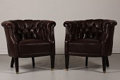 Par gamle chesterfield U-formede lænestole bestukket med mørkbrun læder - mahogniben med messing afslutning
Begge stole med læder i super fin kvalitet og med smuk patina
Højde 75 cm - sædehøjde 47 cm - dybde 77 cm - bredde 82 cm
Sjælden fin stand
Stolene kan beses efter aftale
emne nr:
273548 Par gamle chesterfield U-formede lænestole bestukket med mørkbrun læder - mahogniben med messing afslutning
Begge stole med læder i super fin kvalitet og med smuk patina
Højde 75 cm - sædehøjde 47 cm - dybde 77 cm - bredde 82 cm
Sjælden fin stand
Stolene kan beses efter aftale
emne nr:
273548