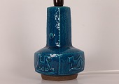 Royal Copenhagen og Jørgen Mogensen
4 siddet stentøjs lampefod nr. 21702
med fugle og dyr dekoreret med blå glasur
Sign. monogram for Jørgen Mogensen
og model nummer 21702
Højde keramik 23 cm
Højde incl montering 42 cm
Diameter ca 15 cm
1. sortering - fin fejlfri stand
emne nr:
282886 Royal Copenhagen og Jørgen Mogensen
4 siddet stentøjs lampefod nr. 21702
med fugle og dyr dekoreret med blå glasur
Sign. monogram for Jørgen Mogensen
og model nummer 21702
Højde keramik 23 cm
Højde incl montering 42 cm
Diameter ca 15 cm
1. sortering - fin fejlfri stand
emne nr:
282886