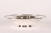 Stor Art Deco Evald Nielsen (1879-1958) skål af sterling sølv 925s
Med glatte flader og præget smal bort
Diameter 26,5 cm - højde 7 cm
Fin stand efter alm brug (med lille undsigelig bule)
emne nr:
283125 Stor Art Deco Evald Nielsen (1879-1958) skål af sterling sølv 925s
Med glatte flader og præget smal bort
Diameter 26,5 cm - højde 7 cm
Fin stand efter alm brug (med lille undsigelig bule)
emne nr:
283125