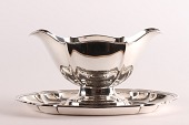 Cohr Sølv
Oval skævknækket sauceskål på fast underfad i rococo stil
Fremstillet af ægte 3 tårnet sølv
Stemplet med 3 tårne og år 1946 + CMC
Højde 11 cm - længde 23 cm
Fin stand
emne nr:
284213 Cohr Sølv
Oval skævknækket sauceskål på fast underfad i rococo stil
Fremstillet af ægte 3 tårnet sølv
Stemplet med 3 tårne og år 1946 + CMC
Højde 11 cm - længde 23 cm
Fin stand
emne nr:
284213
