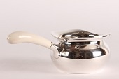 Dragsted Sølv
Kasserolle formet saucekande med hank af ben dessing 353
Stemplet sterling sølv samt E. Dragsted
Diameter ca 12 cm - længde 21 cm
Fin stand
emne nr:
284217 Dragsted Sølv
Kasserolle formet saucekande med hank af ben dessing 353
Stemplet sterling sølv samt E. Dragsted
Diameter ca 12 cm - længde 21 cm
Fin stand
emne nr:
284217