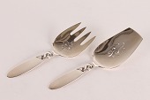 Dansk Sølvsmed
Art Deco fiske serveringssæt bestående af 2 dele
Fremstillet af 3 tårnet ægte sølv med stempel fra 1933 og monogram
Længde 23 cm
Rigtig fin stand
emne nr:
284222 Dansk Sølvsmed
Art Deco fiske serveringssæt bestående af 2 dele
Fremstillet af 3 tårnet ægte sølv med stempel fra 1933 og monogram
Længde 23 cm
Rigtig fin stand
emne nr:
284222