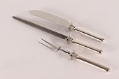Winsor forskæresæt bestående af 3 dele incl strygestål
Fremstillet af 3 tårnet ægte sølv
Med stempel fra 1958 og monogram Horsens Sølvvare Fabrik
Længde kniv 32 cm
Rigtig fin stand
emne nr:
284223 Winsor forskæresæt bestående af 3 dele incl strygestål
Fremstillet af 3 tårnet ægte sølv
Med stempel fra 1958 og monogram Horsens Sølvvare Fabrik
Længde kniv 32 cm
Rigtig fin stand
emne nr:
284223