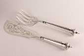 Forskæresæt til fisk bestående af 2 dele
Fremstillet af ægte 3 tårnet sølv med stempel fra 1881 + monogram CAB
Længde kniv 30 cm
Rigtig fin stand
emne nr:
284462 Forskæresæt til fisk bestående af 2 dele
Fremstillet af ægte 3 tårnet sølv med stempel fra 1881 + monogram CAB
Længde kniv 30 cm
Rigtig fin stand
emne nr:
284462