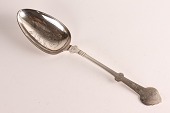 Dansk sølvsmede håndarbejde
Serveringsske med floral mønster og fugl indgraveret
Fremstillet af ægte 3 tårnet sølv med stempel fra 1903
Længde 28 cm
Rigtig fin stand
emne nr:
284465 Dansk sølvsmede håndarbejde
Serveringsske med floral mønster og fugl indgraveret
Fremstillet af ægte 3 tårnet sølv med stempel fra 1903
Længde 28 cm
Rigtig fin stand
emne nr:
284465