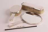 Art Deco toilet spejlsæt bestående af spejl samt 2 børster og kamryg (uden tænder)
Stemplet I Holm 3 tårnet ægte sølv fra år 1944
Spejl længde 21,5 cm - bredde 16 cm
Rigtig fin stand
emne nr:
288945 Art Deco toilet spejlsæt bestående af spejl samt 2 børster og kamryg (uden tænder)
Stemplet I Holm 3 tårnet ægte sølv fra år 1944
Spejl længde 21,5 cm - bredde 16 cm
Rigtig fin stand
emne nr:
288945