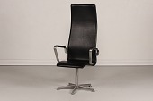 Arne Jacobsen (1902-1971)
Oxfordstol 3272
med høj ryg, armlæn og drejeligt understel
Nybetrukket m/sort læder fra Arne Sørensen
ren anilin læder
Stellet fremstår som børstet stål
flot stand uden skrammer og ridser
Højde 126/44 cm
Bredde 60 cm
Dybde 57 cm
Stolen kan beses efter aftale
Der yders 2 års garanti på både stol og læderbetræk.
emne nr:
289856 Arne Jacobsen (1902-1971)
Oxfordstol 3272
med høj ryg, armlæn og drejeligt understel
Nybetrukket m/sort læder fra Arne Sørensen
ren anilin læder
Stellet fremstår som børstet stål
flot stand uden skrammer og ridser
Højde 126/44 cm
Bredde 60 cm
Dybde 57 cm
Stolen kan beses efter aftale
Der yders 2 års garanti på både stol og læderbetræk.
emne nr:
289856