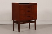 Danish Modern
Kommode med 3 skuffer
fremstillet af teak + ben af egetræ
Højde 64 cm
Bredde 51 cm
Dybde 29 cm
Dansk Møbelproducent
Fin stand efter alm brug
Kommoden kan beses efter aftale
emne nr:
296711 Danish Modern
Kommode med 3 skuffer
fremstillet af teak + ben af egetræ
Højde 64 cm
Bredde 51 cm
Dybde 29 cm
Dansk Møbelproducent
Fin stand efter alm brug
Kommoden kan beses efter aftale
emne nr:
296711
