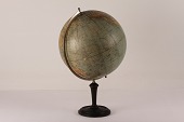 Gammel globus på stander af drejet massiv træ
fra første halvdel af det 20 århundrede
Højde 53 cm
Fin stand med lidt patina
emne nr:
300777 Gammel globus på stander af drejet massiv træ
fra første halvdel af det 20 århundrede
Højde 53 cm
Fin stand med lidt patina
emne nr:
300777