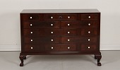 Chippendale kommode med talrige skuffer
Fremstillet af mahogni med hvide skuffeknopper
Længde 131 cm - dybde 48 cm - højde 87 cm
Fin stand
Kommoden kan beses efter aftale
emne nr:
301794 Chippendale kommode med talrige skuffer
Fremstillet af mahogni med hvide skuffeknopper
Længde 131 cm - dybde 48 cm - højde 87 cm
Fin stand
Kommoden kan beses efter aftale
emne nr:
301794