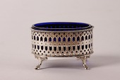 Gammel oval saltkar af 3 tårnet sølv med indsats af blåt glas
Stemplet med 3 tårne og 98 for år 1898
Længde 6 cm - højde 4 cm
Fin stand
emne nr:
303256 Gammel oval saltkar af 3 tårnet sølv med indsats af blåt glas
Stemplet med 3 tårne og 98 for år 1898
Længde 6 cm - højde 4 cm
Fin stand
emne nr:
303256