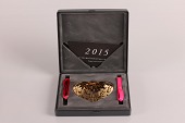 Georg Jensen juleuro 2015 af Louise Campbell
Fremstillet af 24 karat guld belagt messing
Fin stand med original grøn emballage og røde bånd
emne nr:
306704 Georg Jensen juleuro 2015 af Louise Campbell
Fremstillet af 24 karat guld belagt messing
Fin stand med original grøn emballage og røde bånd
emne nr:
306704