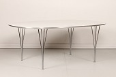 Piet Hein (1905-1996)
Super elipsebord
fremstillet af hvid laminat fra 1972
Længde 180 cm
Bredde 120 cm
Højde 71 cm
Producent: Fritz Hansen A/S
Pæn stand efter alm. brug
med små fine ridser efter års brug
Bordet kan beses efter aftale
emne nr:
308177 Piet Hein (1905-1996)
Super elipsebord
fremstillet af hvid laminat fra 1972
Længde 180 cm
Bredde 120 cm
Højde 71 cm
Producent: Fritz Hansen A/S
Pæn stand efter alm. brug
med små fine ridser efter års brug
Bordet kan beses efter aftale
emne nr:
308177