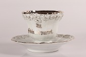 Stor erindringskop af hvidt porcelæn med sølv tekst:
"Til Sølvbrudeparret"
Fra tyske CT Altwasser Silesia - første halvdel af det 20 århundrede
Diameter 11 cm - højde 10 cm
Fin stand uden skår eller revner
emne nr:
310644 Stor erindringskop af hvidt porcelæn med sølv tekst:
"Til Sølvbrudeparret"
Fra tyske CT Altwasser Silesia - første halvdel af det 20 århundrede
Diameter 11 cm - højde 10 cm
Fin stand uden skår eller revner
emne nr:
310644