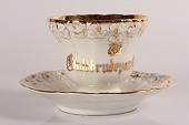 Stor erindringskop af hvidt porcelæn med guld tekst:
"Til Guldbrudeparret"
Fra tyske CT Altwasser Silesia - første halvdel af det 20 århundrede
Diameter 11 cm - højde 10 cm
Fin stand uden skår eller revner
emne nr:
310645 Stor erindringskop af hvidt porcelæn med guld tekst:
"Til Guldbrudeparret"
Fra tyske CT Altwasser Silesia - første halvdel af det 20 århundrede
Diameter 11 cm - højde 10 cm
Fin stand uden skår eller revner
emne nr:
310645