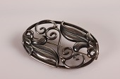 Dansk smykkedesign fra midten af det 20 århundrede
Oval broche fremstillet af og stemplet sterling sølv
Længde 5,5 cm - højde 3,3 cm
Fin stand
emne nr:
310646 Dansk smykkedesign fra midten af det 20 århundrede
Oval broche fremstillet af og stemplet sterling sølv
Længde 5,5 cm - højde 3,3 cm
Fin stand
emne nr:
310646