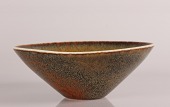 Carl-Harry Stålhane og Rörstrand
Rund stentøjsskål på lille fod
med okkergul glasur med islet af brunt
Sign. CHS for Carl-Harry Stålhane
Rörstrand Sweden
Højde 6 cm
Diameter 17 cm
Fin stand uden skår eller lign
- dog ikke helt cirkulær set fra oven
emne nr:
310649 Carl-Harry Stålhane og Rörstrand
Rund stentøjsskål på lille fod
med okkergul glasur med islet af brunt
Sign. CHS for Carl-Harry Stålhane
Rörstrand Sweden
Højde 6 cm
Diameter 17 cm
Fin stand uden skår eller lign
- dog ikke helt cirkulær set fra oven
emne nr:
310649